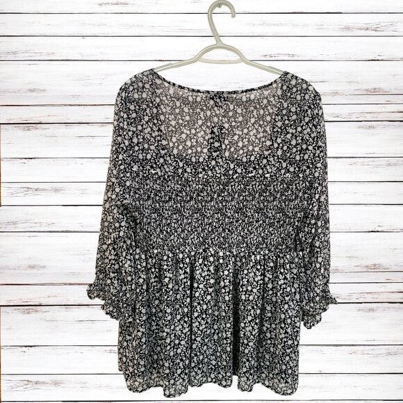 Torrid black white floral Babydoll Chiffon Smocked 3/4 sleeve Top plus Size 2X - Picture 2 of 8
